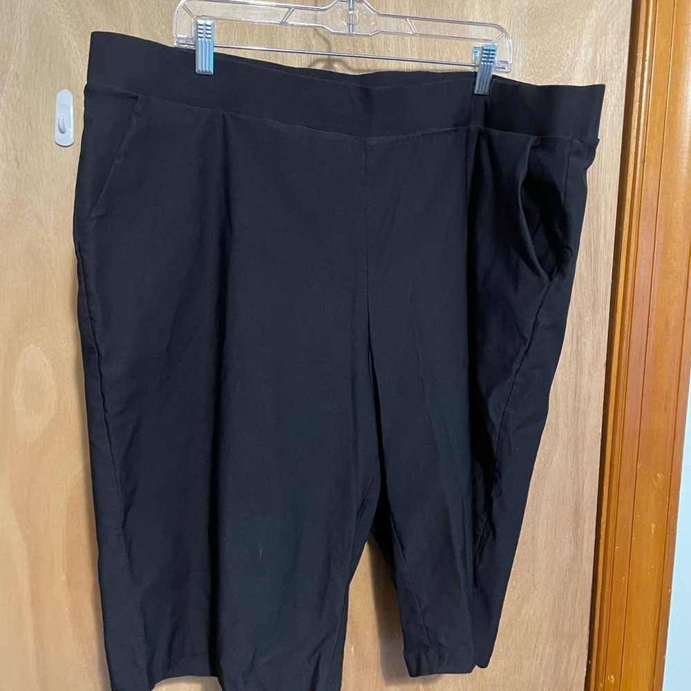 (EUC) Ashley Stewart Black Pull On Bermuda Shorts 26
